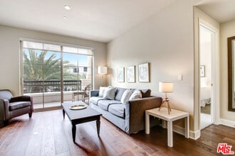 589 Americana Way in Glendale, CA - Building Photo - Building Photo