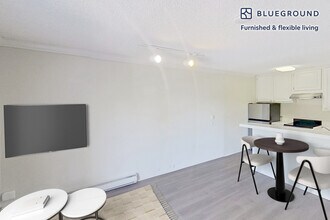 555 W Middlefield Rd in Mountain View, CA - Foto de edificio - Building Photo