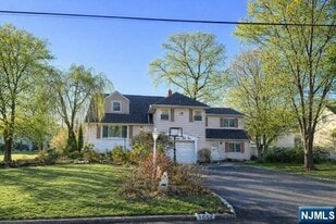 155 Village Cir E in Paramus, NJ - Building Photo