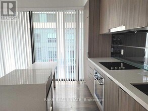 215 Queen St W in Toronto, ON - Building Photo - Building Photo