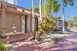 2619 Parkview Dr S in Hallandale Beach, FL - Building Photo - Building Photo