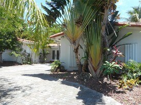 2325 Magnolia Dr in North Miami, FL - Building Photo