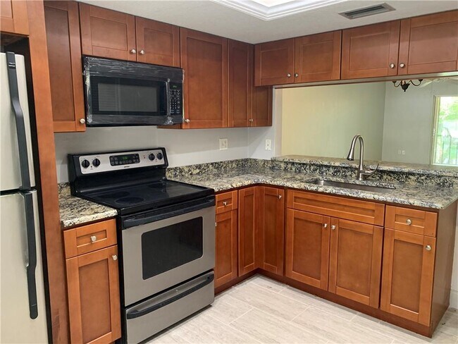 208 Palmetto Ct in Oldsmar, FL - Building Photo - Building Photo