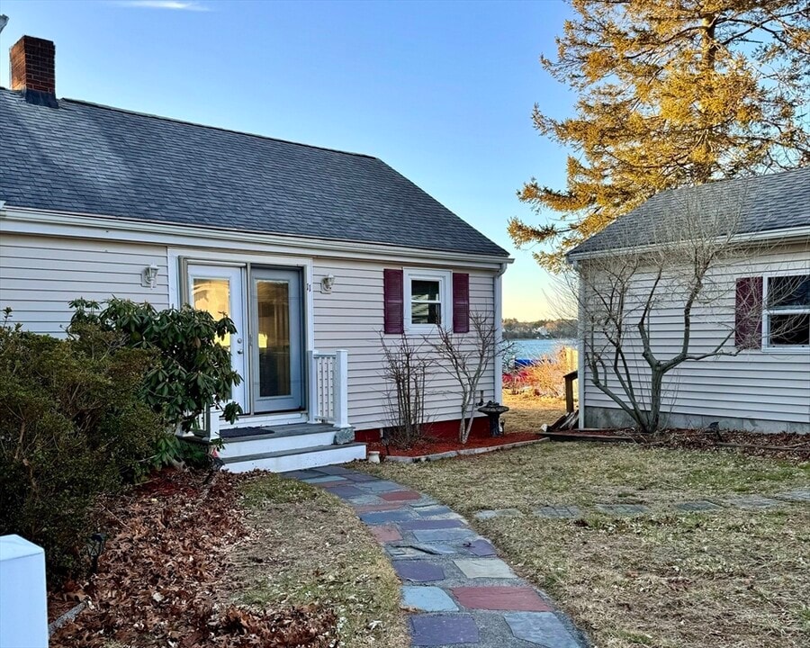 11 Wallace Point in Bourne, MA - Building Photo