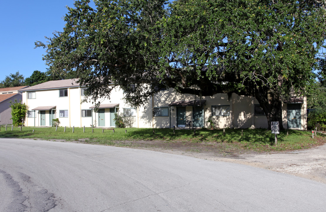 Aristotle Townhouses in Orlando, FL - Building Photo