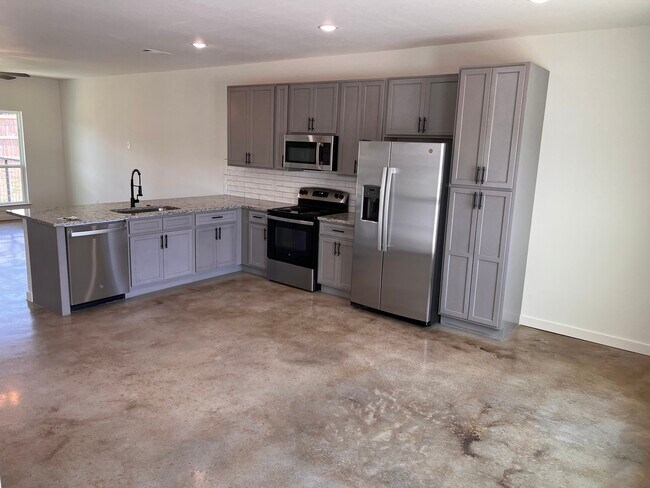 2208 J E Woody Rd in Springtown, TX - Foto de edificio - Building Photo