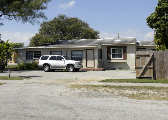 12240 NE 5th Ave in North Miami, FL - Foto de edificio - Building Photo