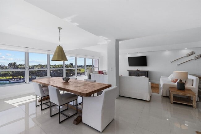 9102 W Bay Harbor Dr in Bay Harbor Islands, FL - Building Photo - Building Photo