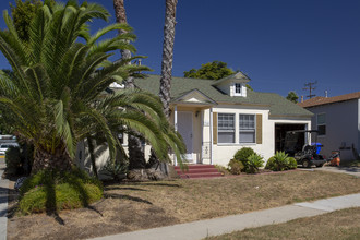 1764 Chalcedony St in San Diego, CA - Foto de edificio - Building Photo