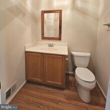 13120 Misty Glen Ln in Fairfax, VA - Building Photo - Building Photo