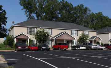 Maple Place Townhomes in Monroe, GA - Foto de edificio - Building Photo