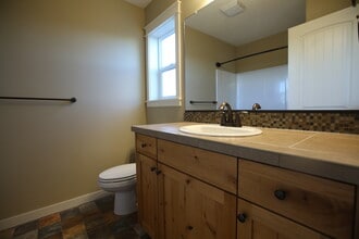 881 Limelight Ave NW in Salem, OR - Foto de edificio - Building Photo
