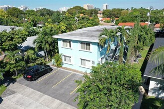 2465 SW 27th St in Miami, FL - Building Photo - Building Photo