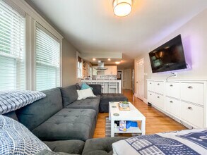 21 Town Hill St, Unit 1 in Quincy, MA - Foto de edificio - Building Photo