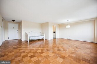 10201 Grosvenor Pl in Rockville, MD - Building Photo - Building Photo