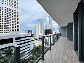 68 SE 6th St, Unit 1003 in Miami, FL - Building Photo - Building Photo