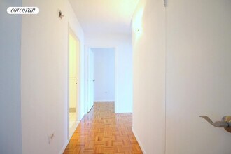 225 8th Ave in New York, NY - Foto de edificio - Building Photo