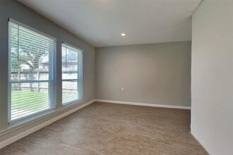 15911 Red Willow Dr in Houston, TX - Foto de edificio - Building Photo