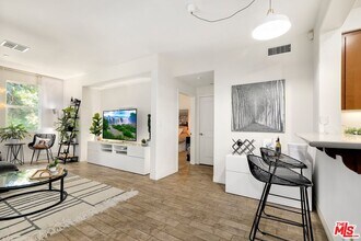 7100 Playa Vista Dr in Los Angeles, CA - Building Photo - Building Photo
