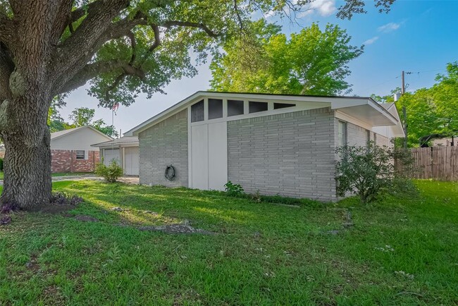 12018 Moonmist Dr in Houston, TX - Building Photo - Building Photo