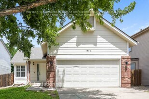 4862 S Tower Way in Aurora, CO - Building Photo