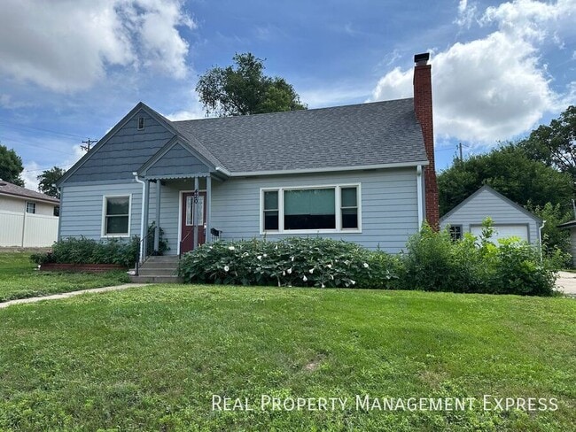 Cozy 4 Bedroom 3 Bathroom Home in Sioux Falls, SD - Foto de edificio - Building Photo