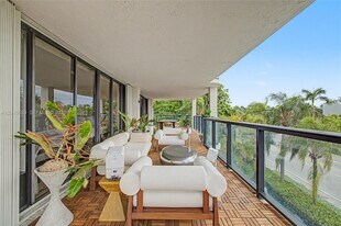 2575 S Bayshore Dr in Miami, FL - Building Photo