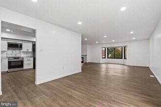 2146 Woodford Rd in Vienna, VA - Building Photo - Building Photo