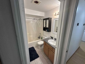 663 NE 162nd Ave in Portland, OR - Foto de edificio - Building Photo