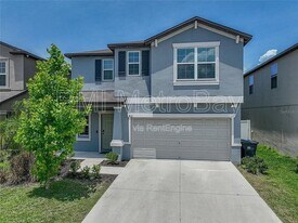 413 Royal Empress Dr in Ruskin, FL - Building Photo