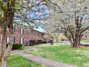 Countrybrook Apartments in Louisville, KY - Foto de edificio - Building Photo