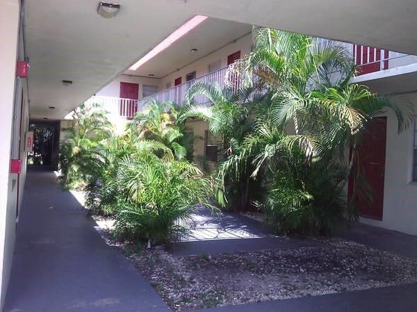 2245 Madison St in Hollywood, FL - Building Photo
