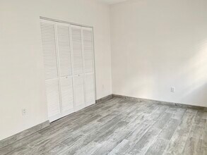 1525 Pennsylvania Ave, Unit 12 in Miami Beach, FL - Foto de edificio - Building Photo