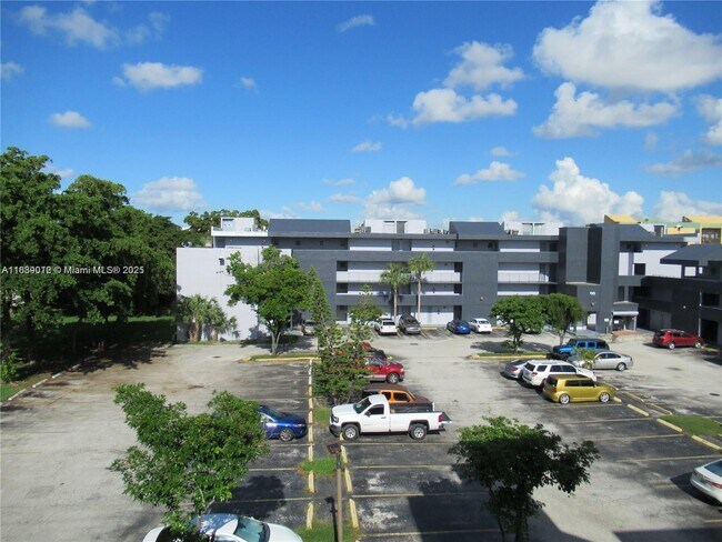 100 Fontainebleau Blvd in Miami, FL - Building Photo - Building Photo
