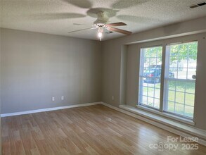 6918 Kentucky Derby Dr in Charlotte, NC - Building Photo - Building Photo
