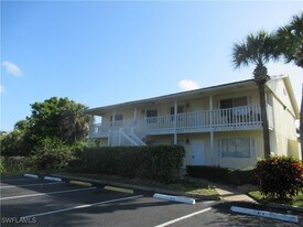 4601 Bayshore Dr in Naples, FL - Building Photo