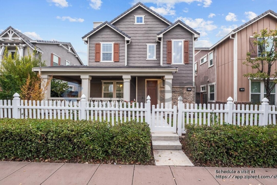 1271 S Central Pkwy in Tracy, CA - Building Photo