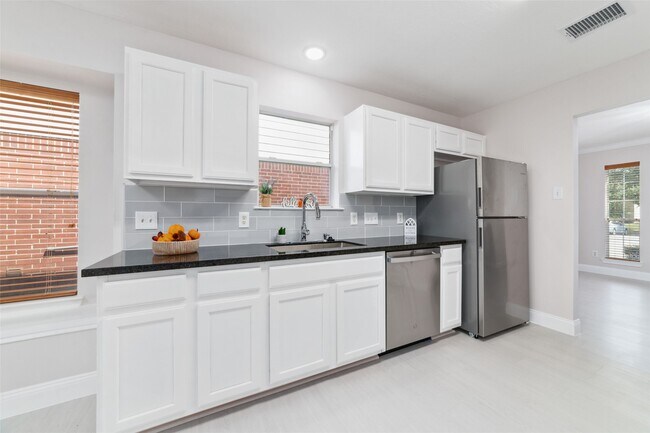 8330 Malin Ct in Houston, TX - Building Photo - Building Photo