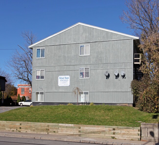 Michael Manor Apartments in East Syracuse, NY - Foto de edificio - Building Photo