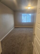 1044 W Osprey Dr in Stansbury Park, UT - Foto de edificio - Building Photo