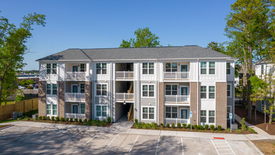 Cottages at College Acres (Student Housing) in Wilmington, NC - Building Photo - Building Photo