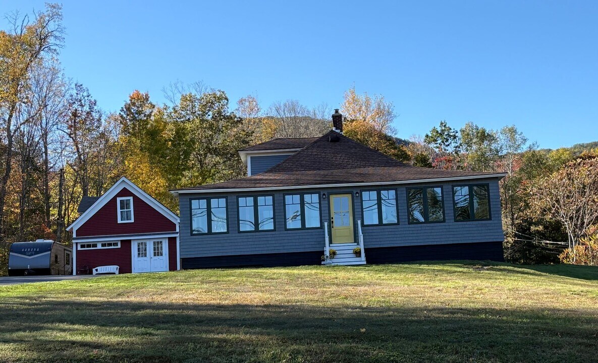 155 East Dr in Cheshire, MA - Building Photo