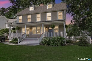 13 Sunnyside Ave in Darien, CT - Building Photo