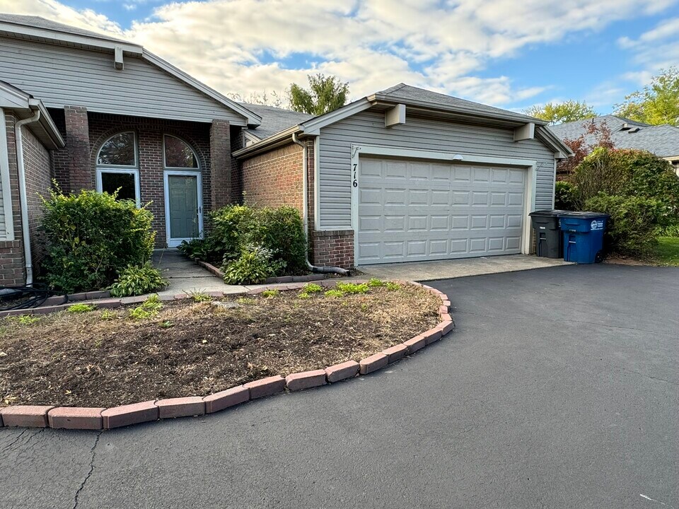 716 Hilltop Ln, Unit 716 in Toledo, OH - Building Photo