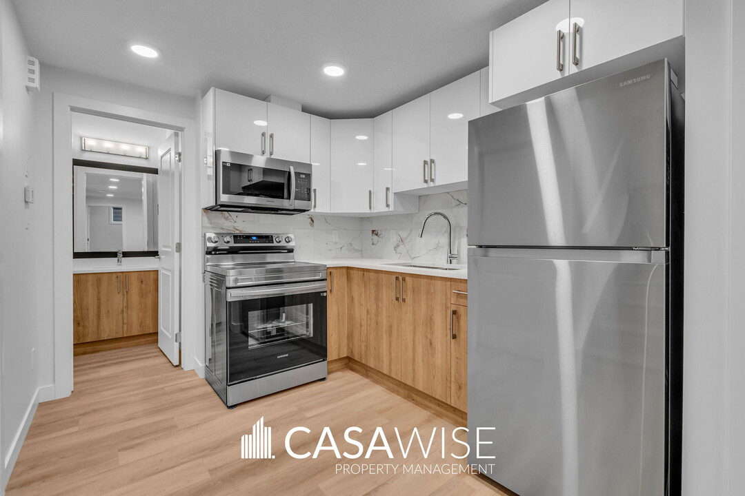3229 Magpie Link NW in Edmonton, AB - Building Photo