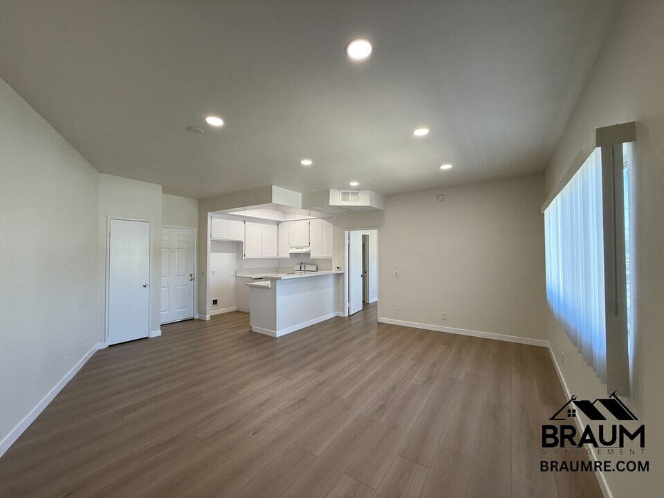 11459 Collins St in Los Angeles, CA - Building Photo