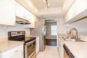 2303 Willow Branch Ave in Lutz, FL - Foto de edificio - Building Photo