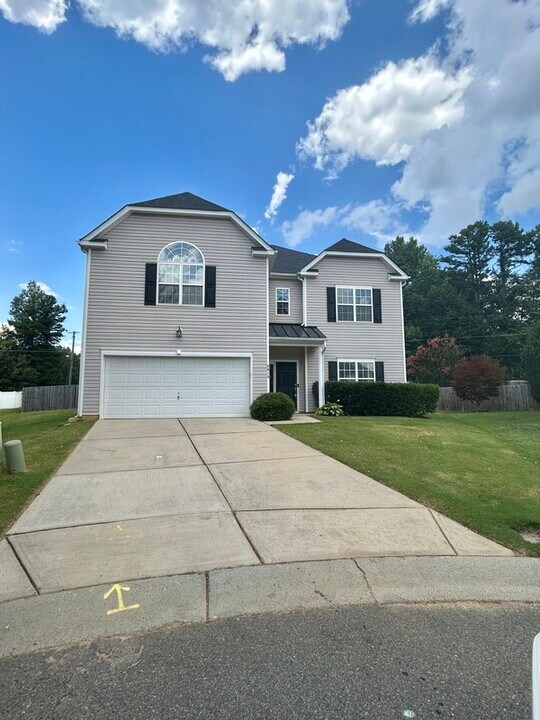 5915 Parkstone Drive in Matthews, NC - Building Photo
