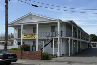 Colonial Manor Apartments in Castro Valley, CA - Building Photo - Building Photo