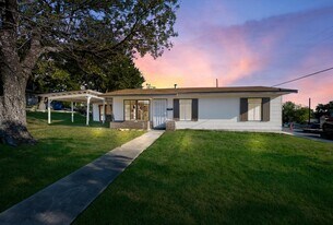 351 Pool Dr in San Antonio, TX - Building Photo